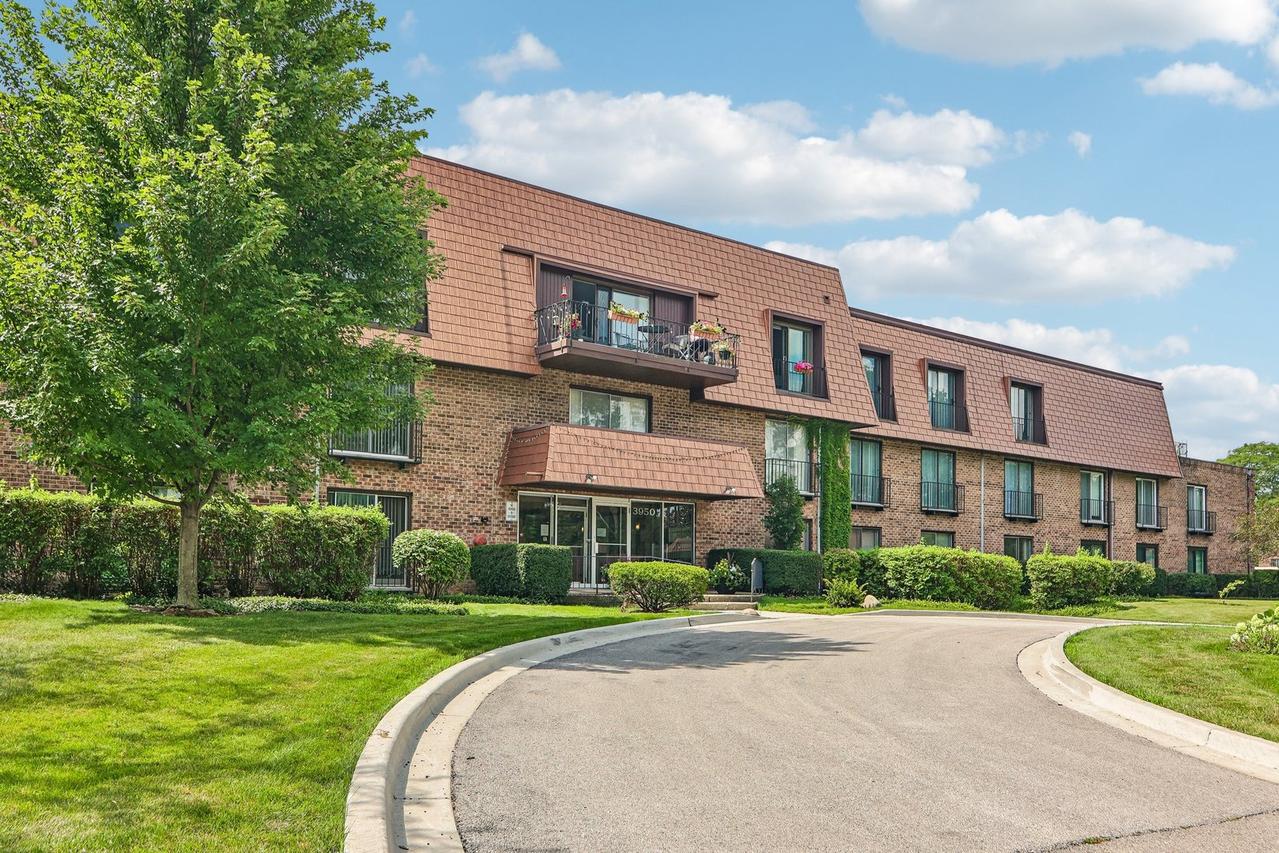 3950 Dundee Rd. #203, Northbrook, IL 60062