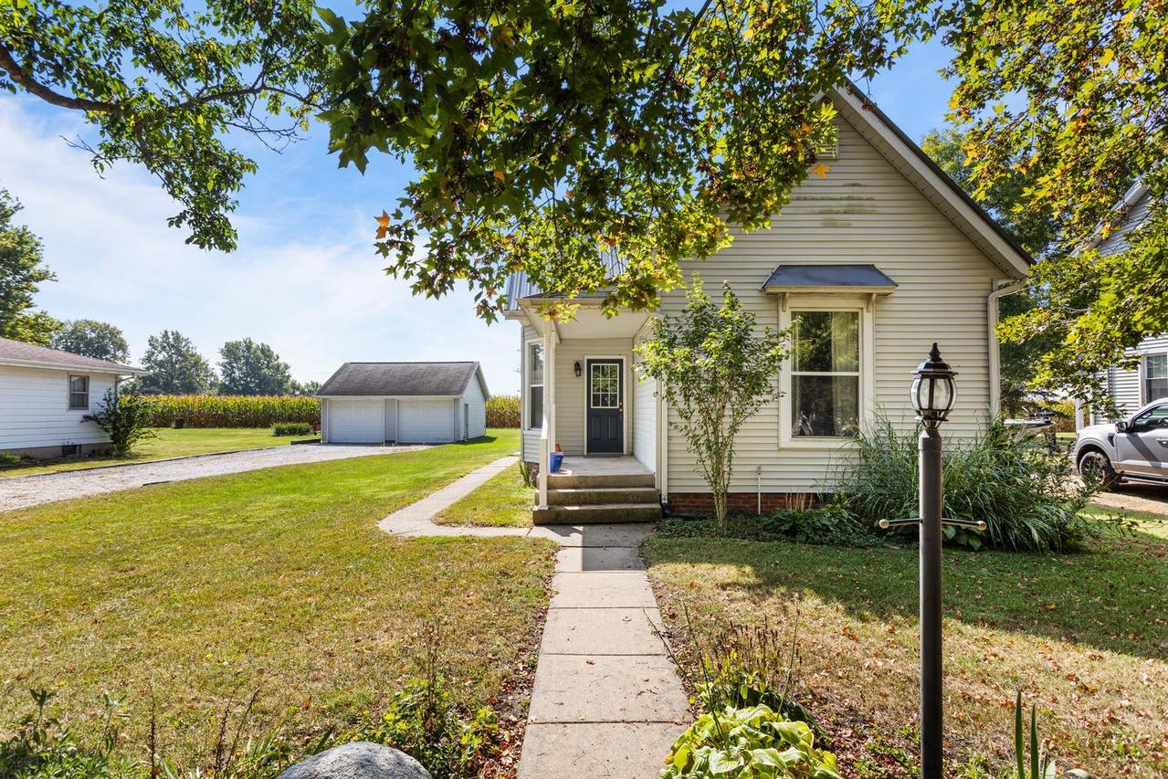 407 5th St., Ivesdale, IL 61851