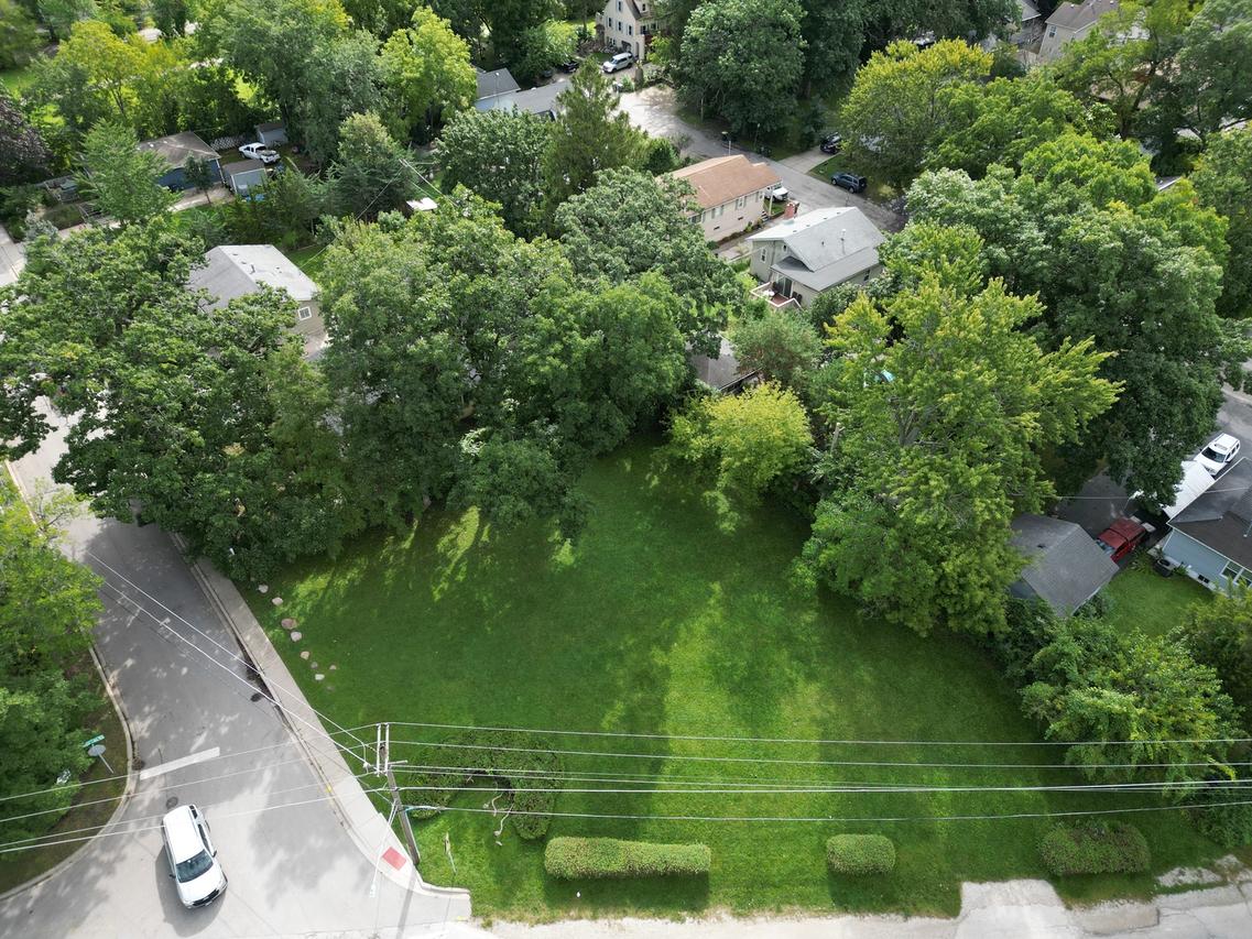 111 Shady Ln., Mundelein, IL 60060