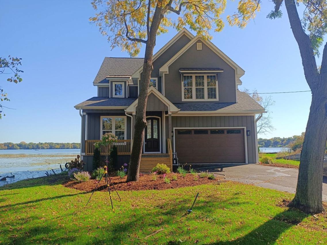 809 Lakeview Dr., Round Lake, IL 60073