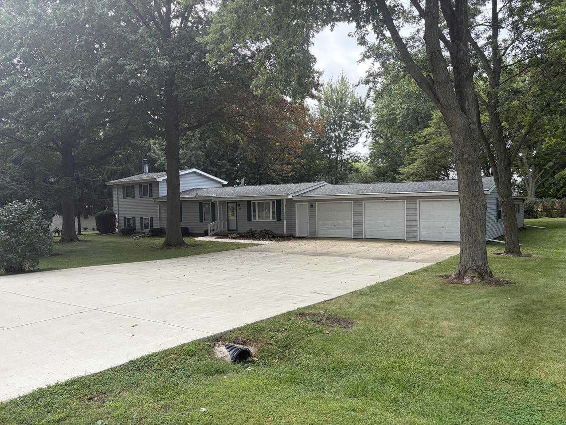 10083 Elizabeth Rd., Bloomington, IL 61705