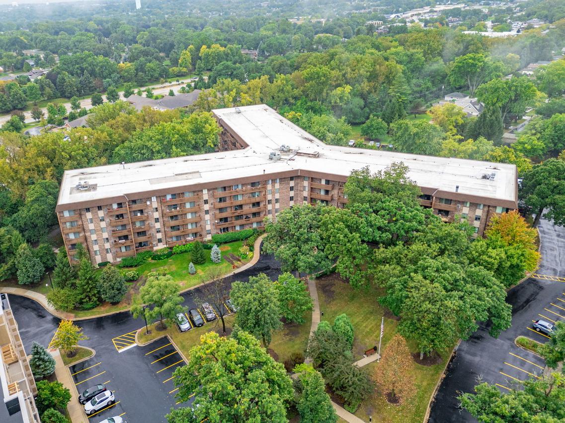 120 Lakeview Dr. #208, Bloomingdale, IL 60108
