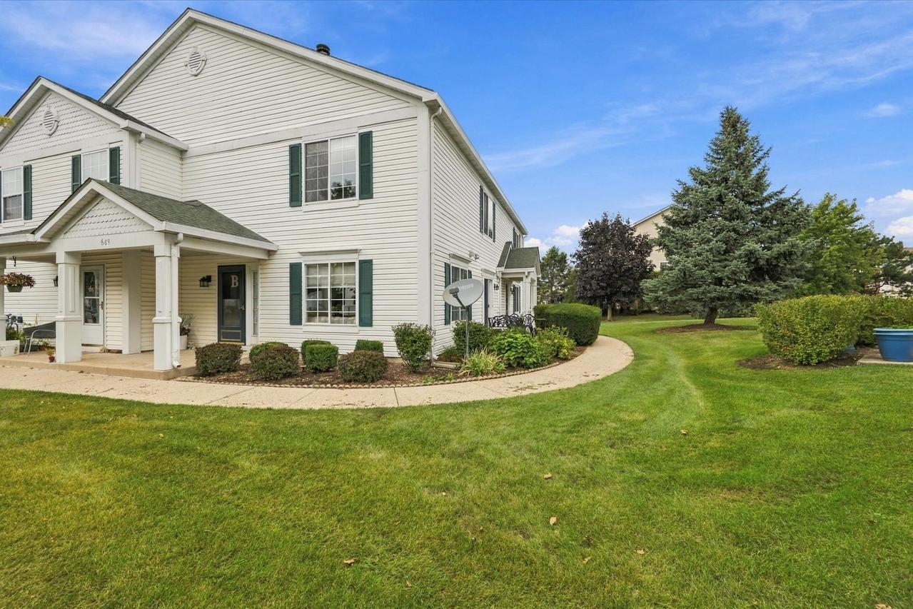 689 Fieldcrest Dr. #B, South Elgin, IL 60177