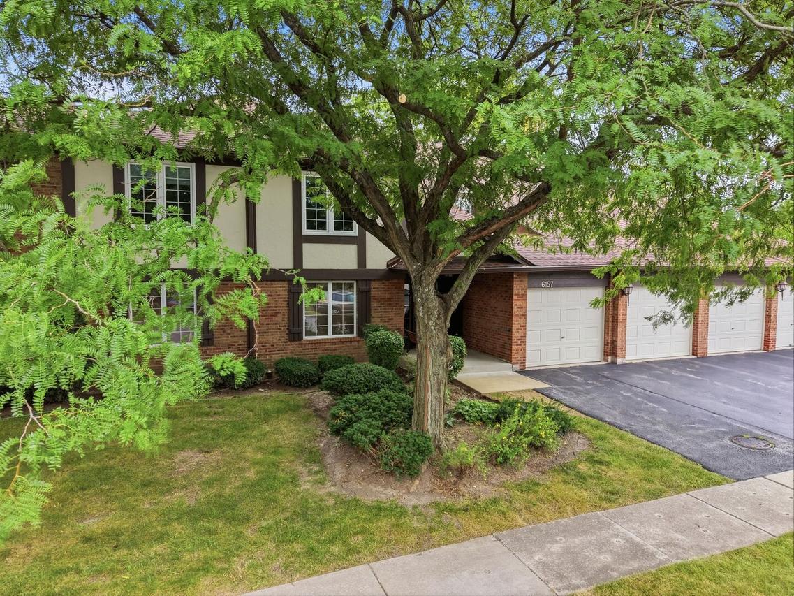 6157 Willowhill Rd. #D, Willowbrook, IL 60527