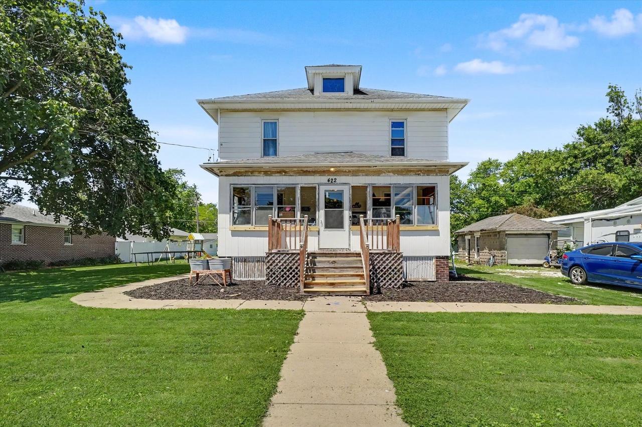 422 N 2nd St., Cissna Park, IL 60924