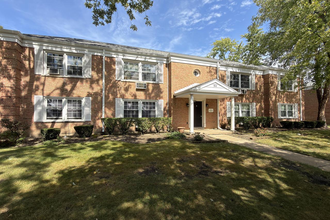 914 W St. James St. #1, Arlington Heights, IL 60005