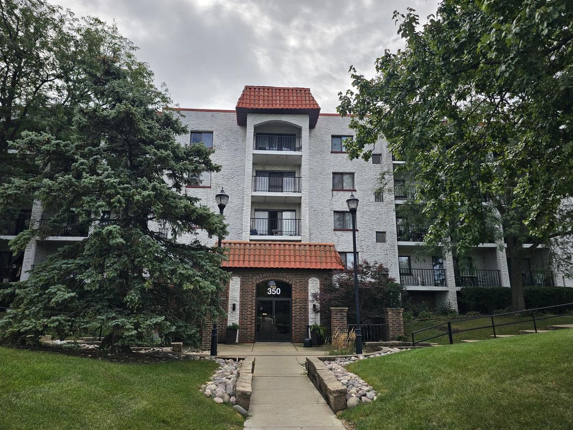 350 Plum Creek Dr. #305, Wheeling, IL 60090