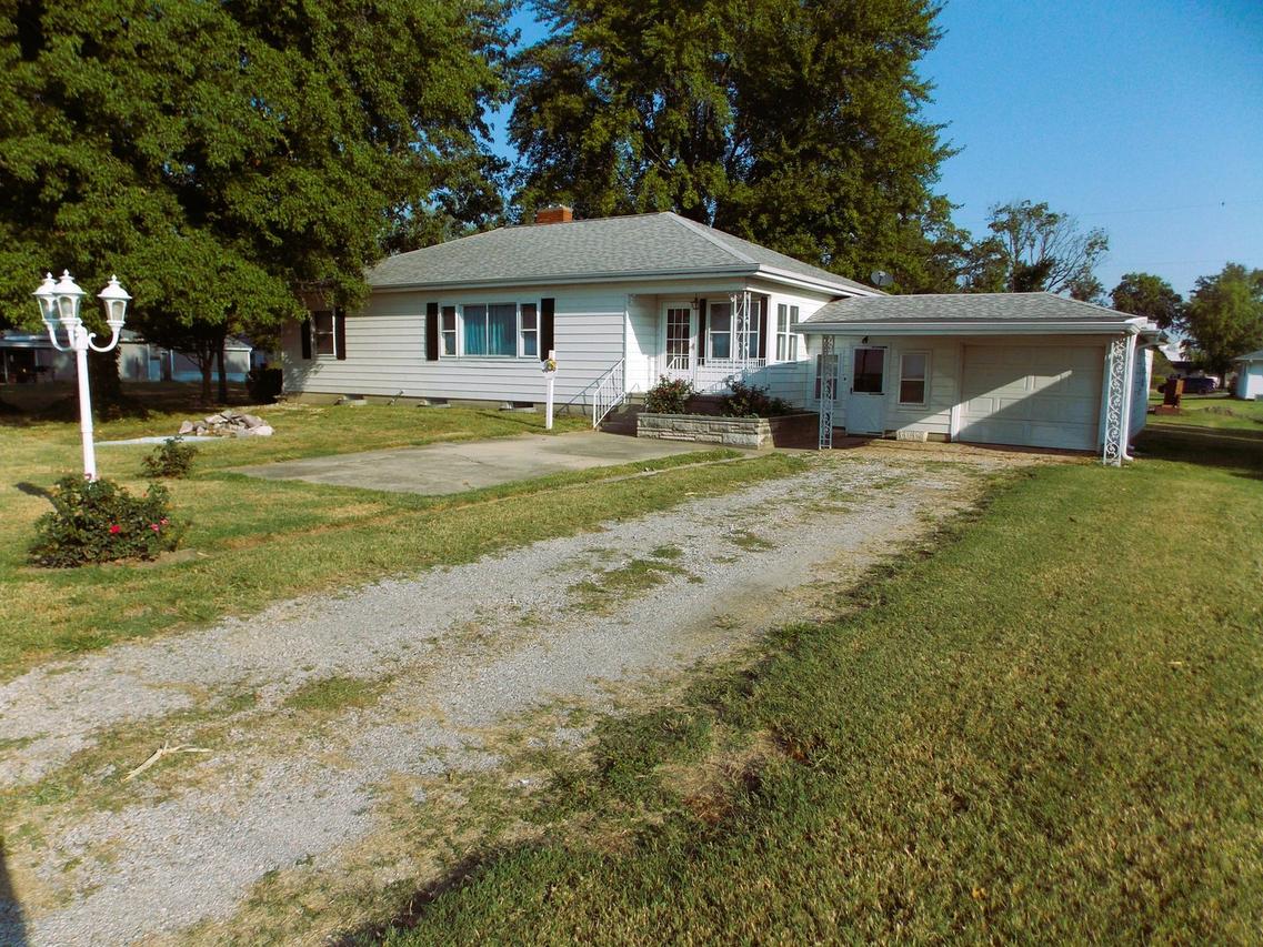 210 E 4th St., Hoffman, IL 62250