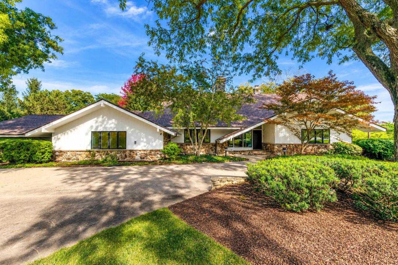 2435 Lexington Dr., Long Grove, IL 60047