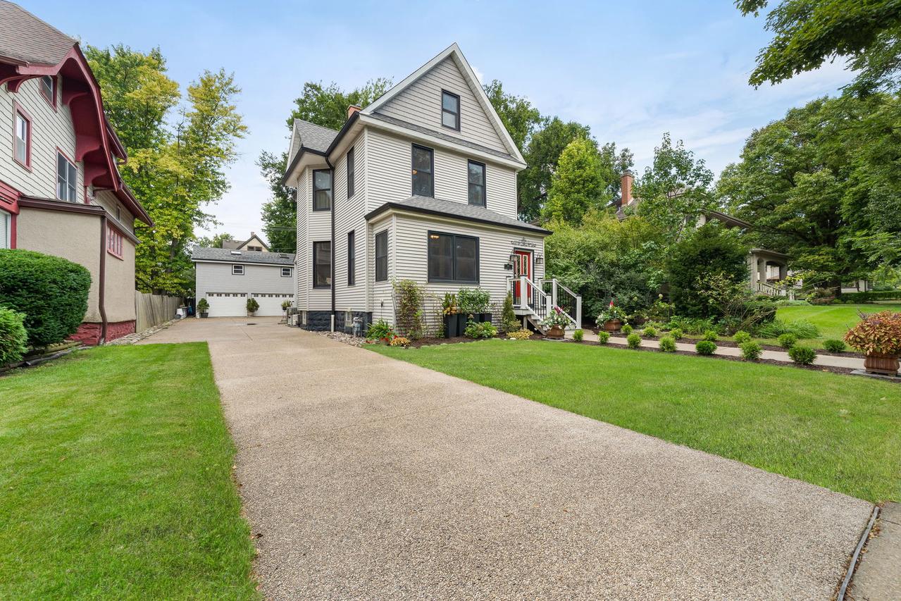 210 8th Ave., La Grange, IL 60525