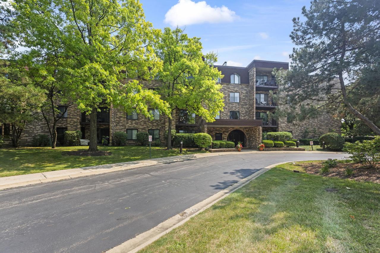 2005 Valencia Dr. #306D, Northbrook, IL 60062
