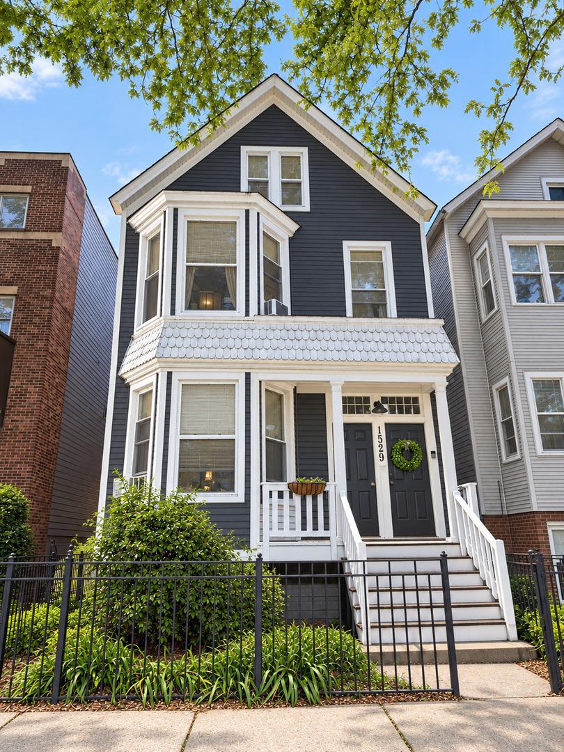 1529 W Nelson St., Chicago, IL 60657