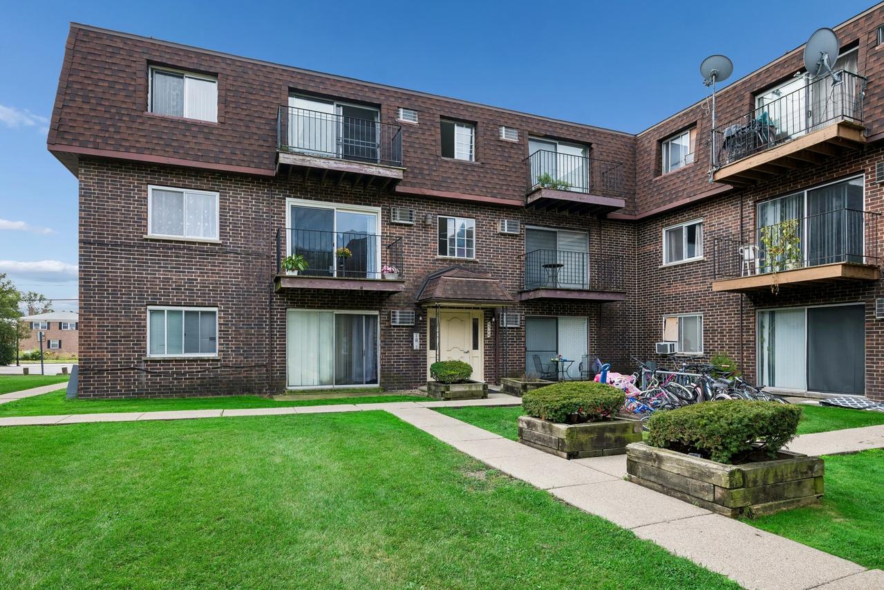 9364 Golf Rd. #2B, Des Plaines, IL 60016