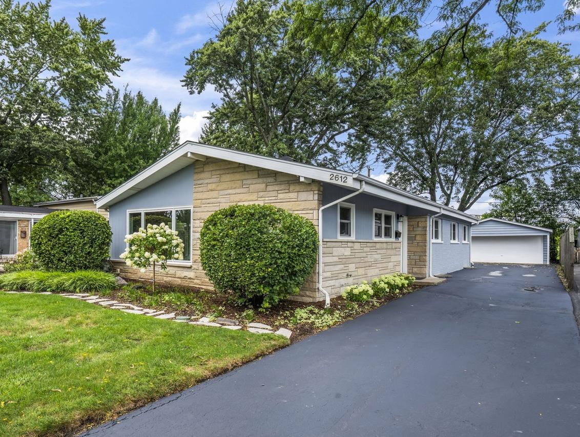 2612 Fontana Dr., Glenview, IL 60025