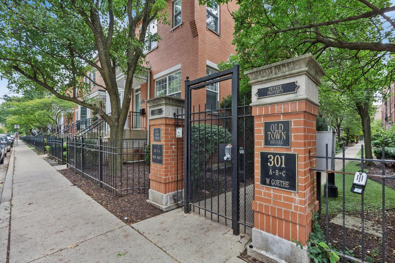 301A W Goethe St. #201, Chicago, IL 60610