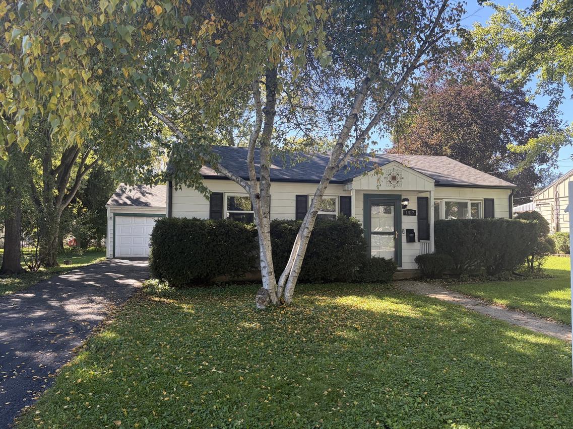 1417 Walnut Dr., Woodstock, IL 60098