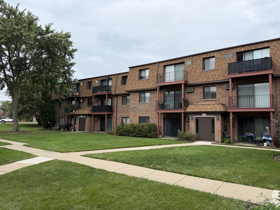 495 Mchenry Rd. #1B, Wheeling, IL 60090