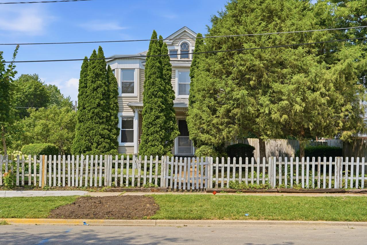 702 North Ave., Waukegan, IL 60085