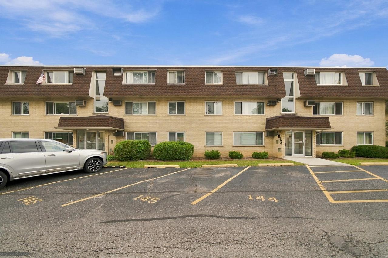 8812 Briar Ct. #2D, Des Plaines, IL 60016
