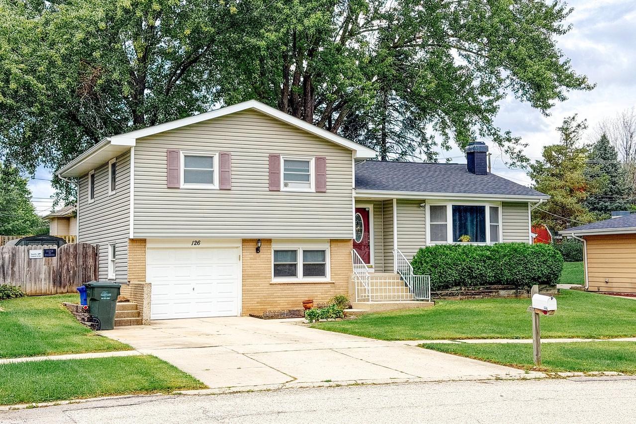 126 Bunkerhill Ave., South Elgin, IL 60177