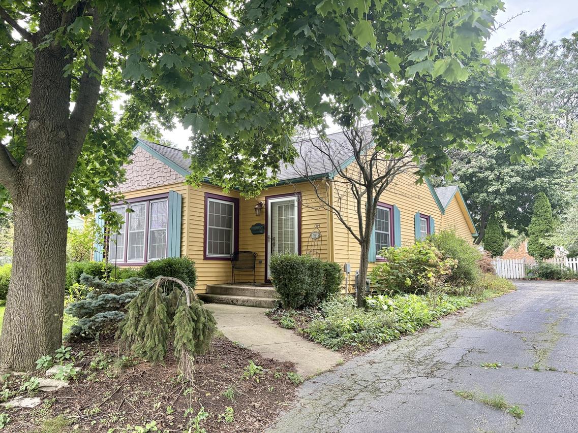 309 Chestnut St., Woodstock, IL 60098