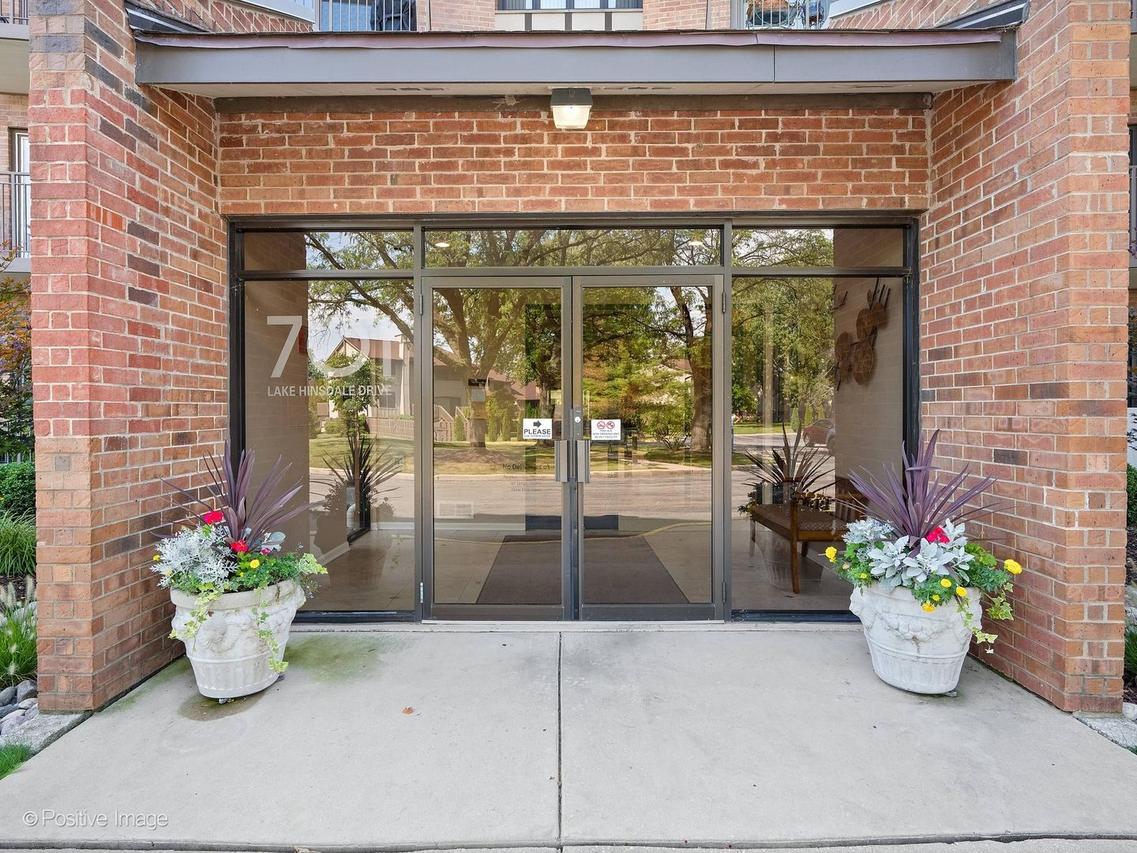 701 Lake Hinsdale Dr. #410, Willowbrook, IL 60527