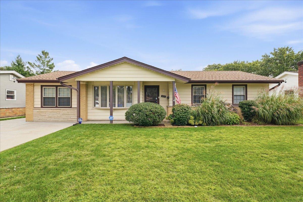 1097 Cypress Ln., Elk Grove Village, IL 60007