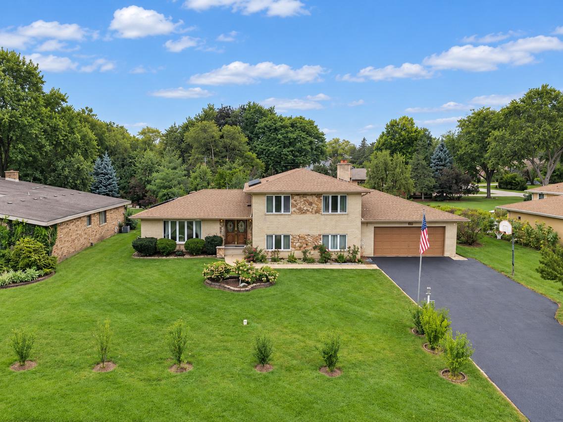 1428 Roslyn Rd., Schaumburg, IL 60193