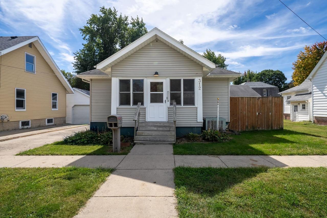 312 E South St., Clinton, IL 61727
