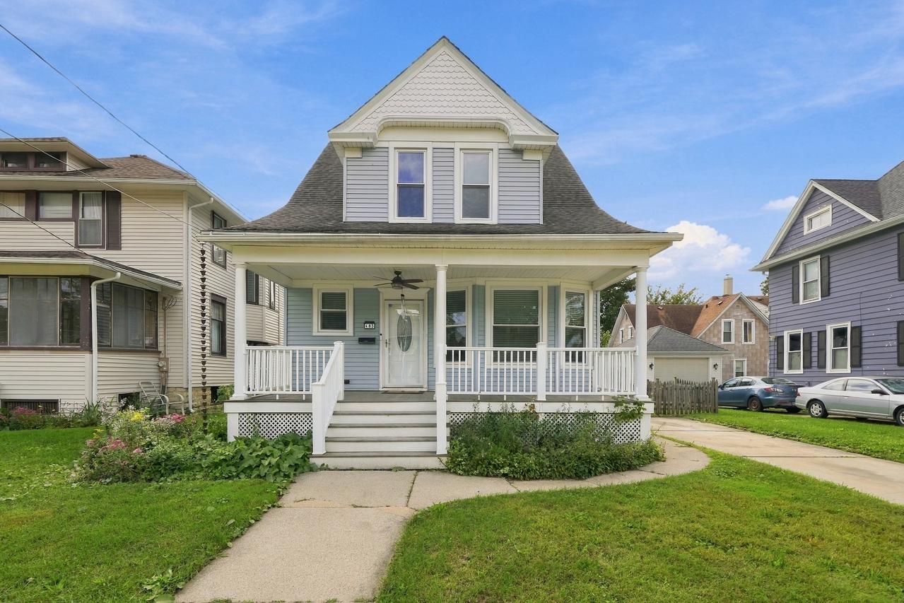 483 Barrett St., Elgin, IL 60120