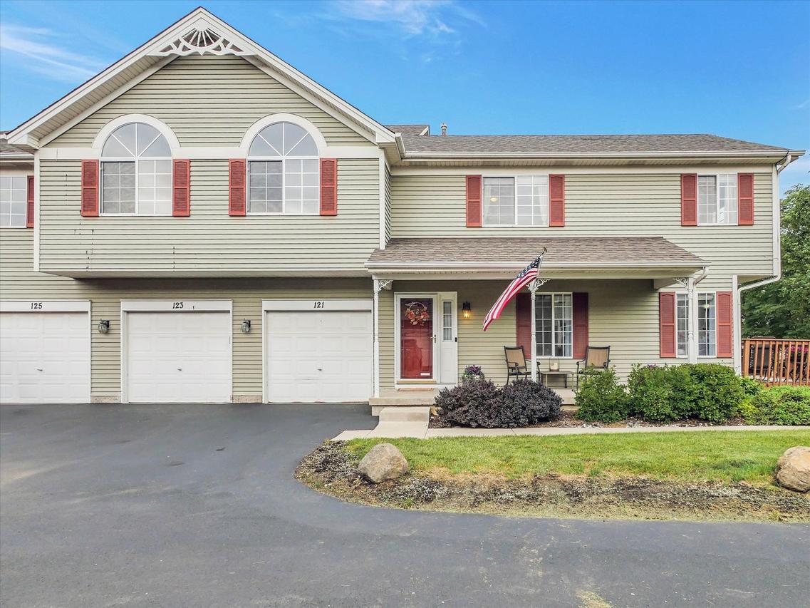 121 Village Creek Dr., Lake In The Hills, IL 60156