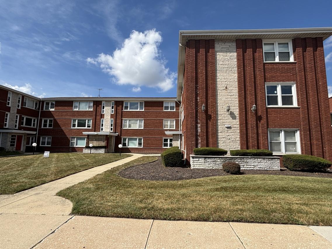 7932 S Pulaski Rd. #302, Chicago, IL 60652