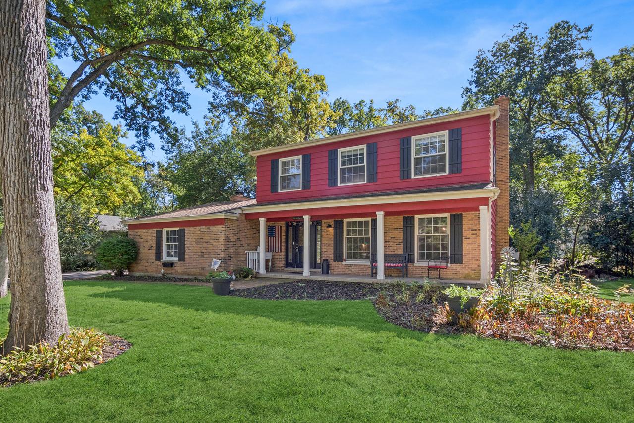 6809 Hillcrest Dr., Crystal Lake, IL 60012