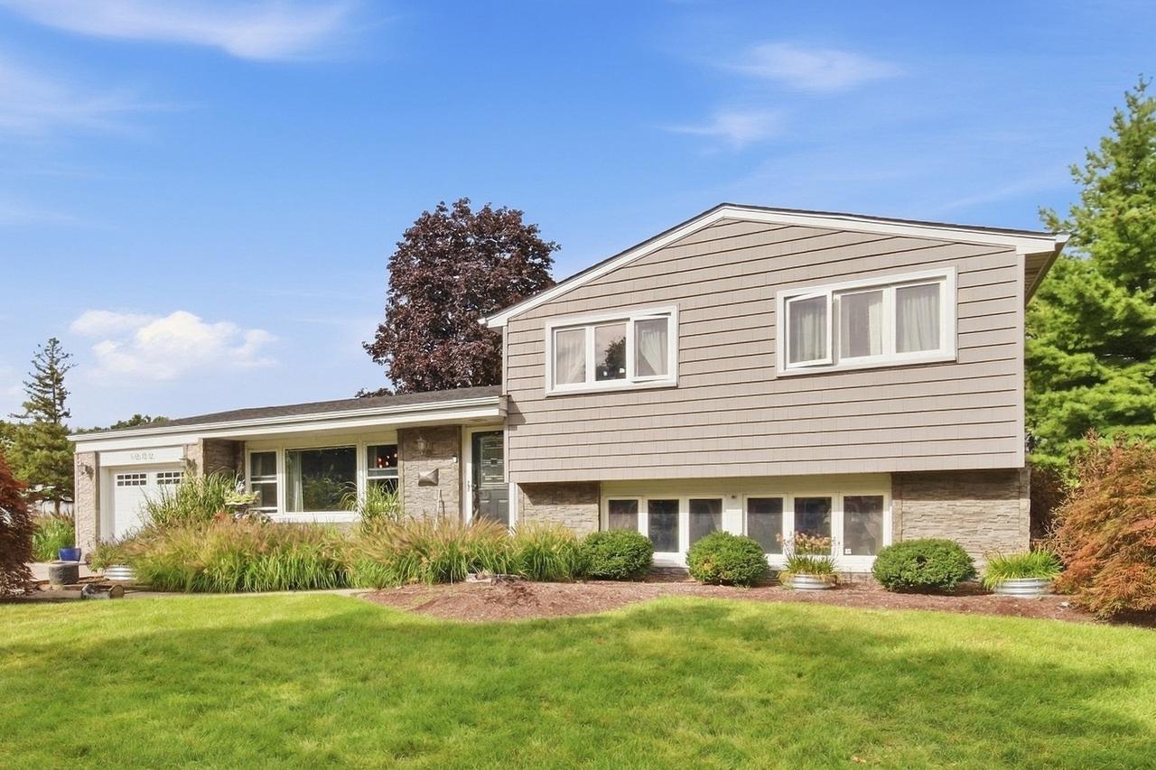 1006 W Frontenac Dr., Arlington Heights, IL 60004