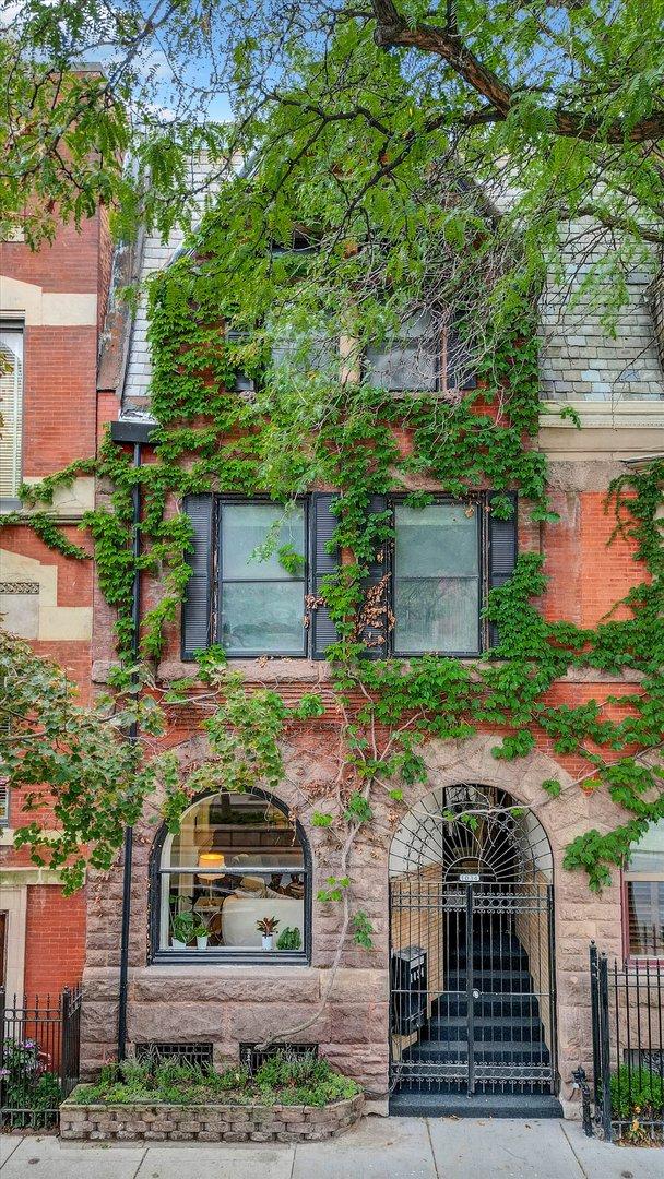 1034 N La Salle Dr., Chicago, IL 60610