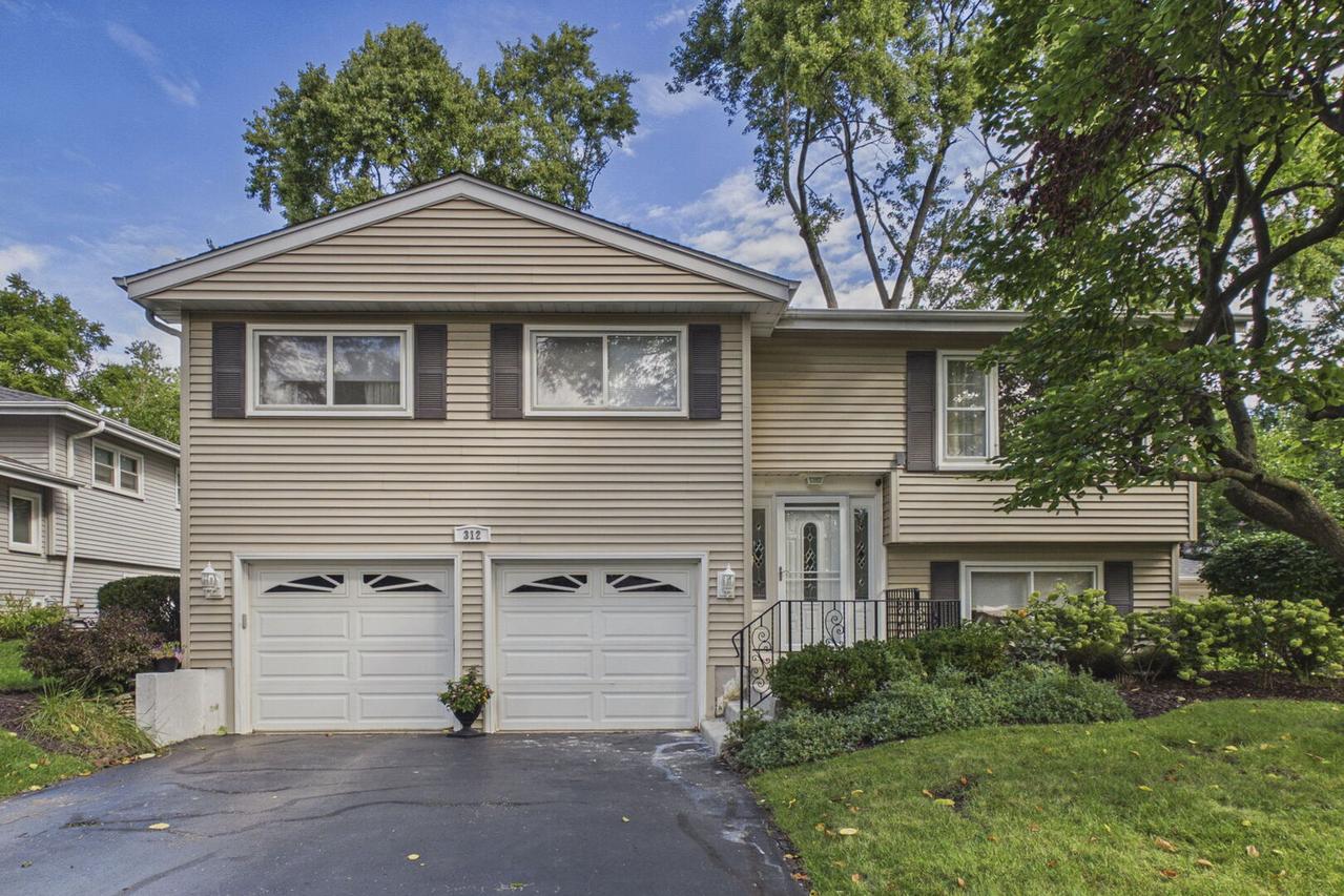 312 W Goebel Dr., Lombard, IL 60148