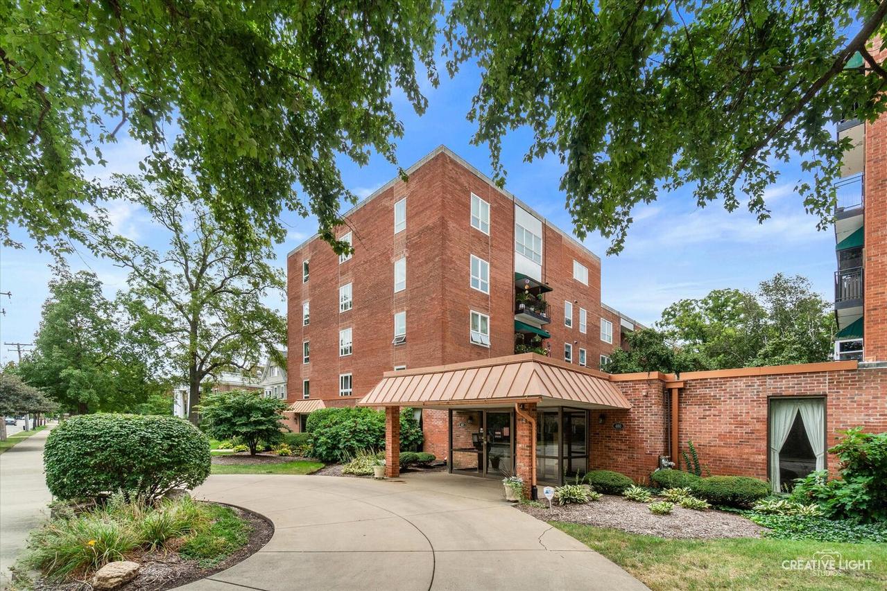 450 W Downer Pl. #2A, Aurora, IL 60506