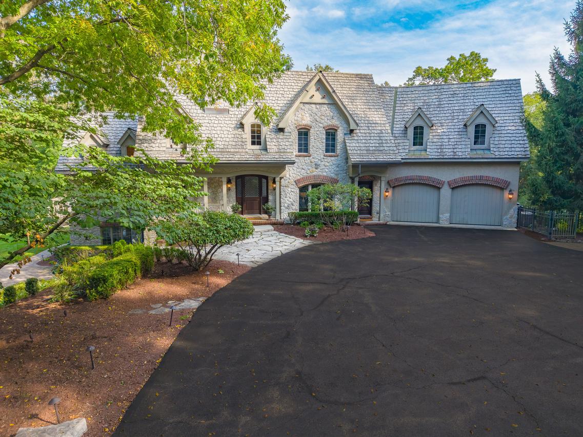 38W301 Burr Road Ln., St. Charles, IL 60175