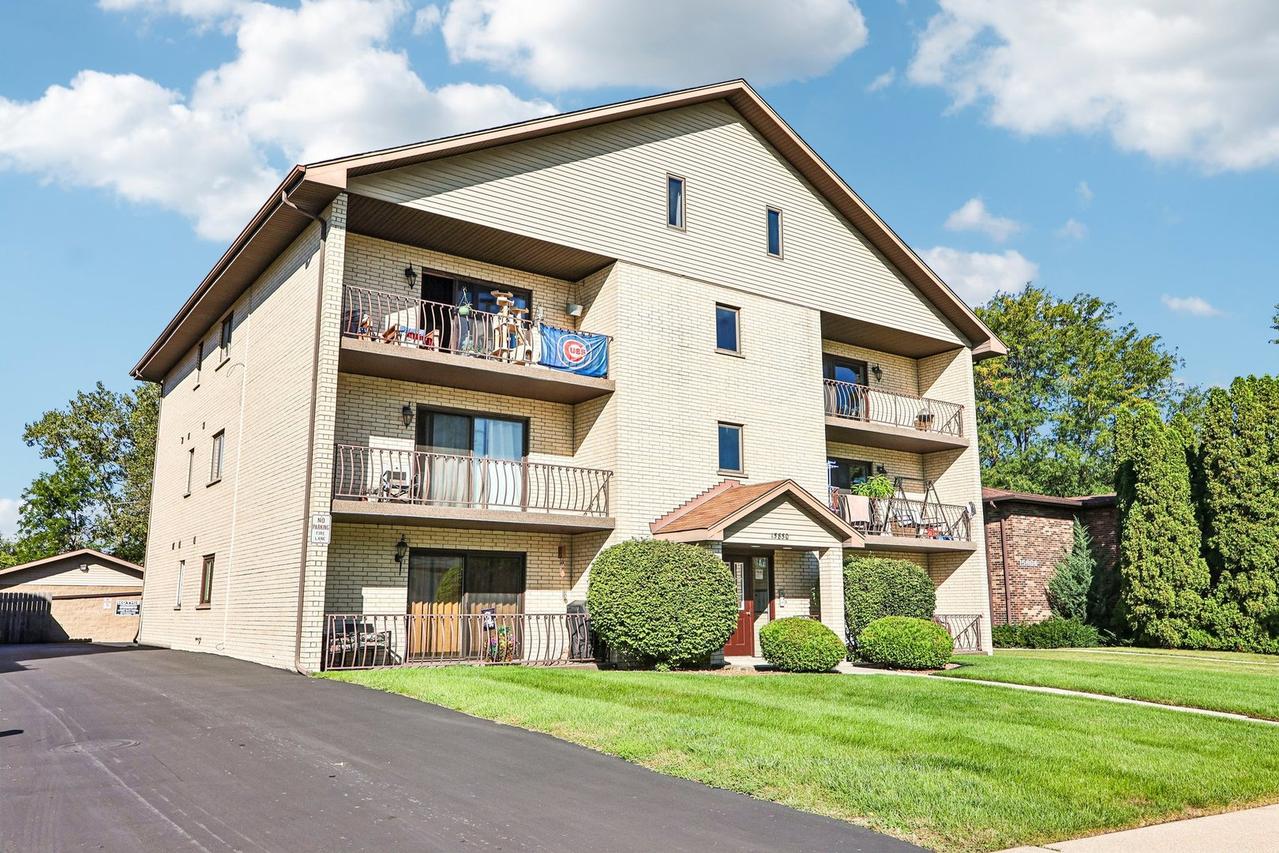 15850 Laramie Ave. #302, Oak Forest, IL 60452