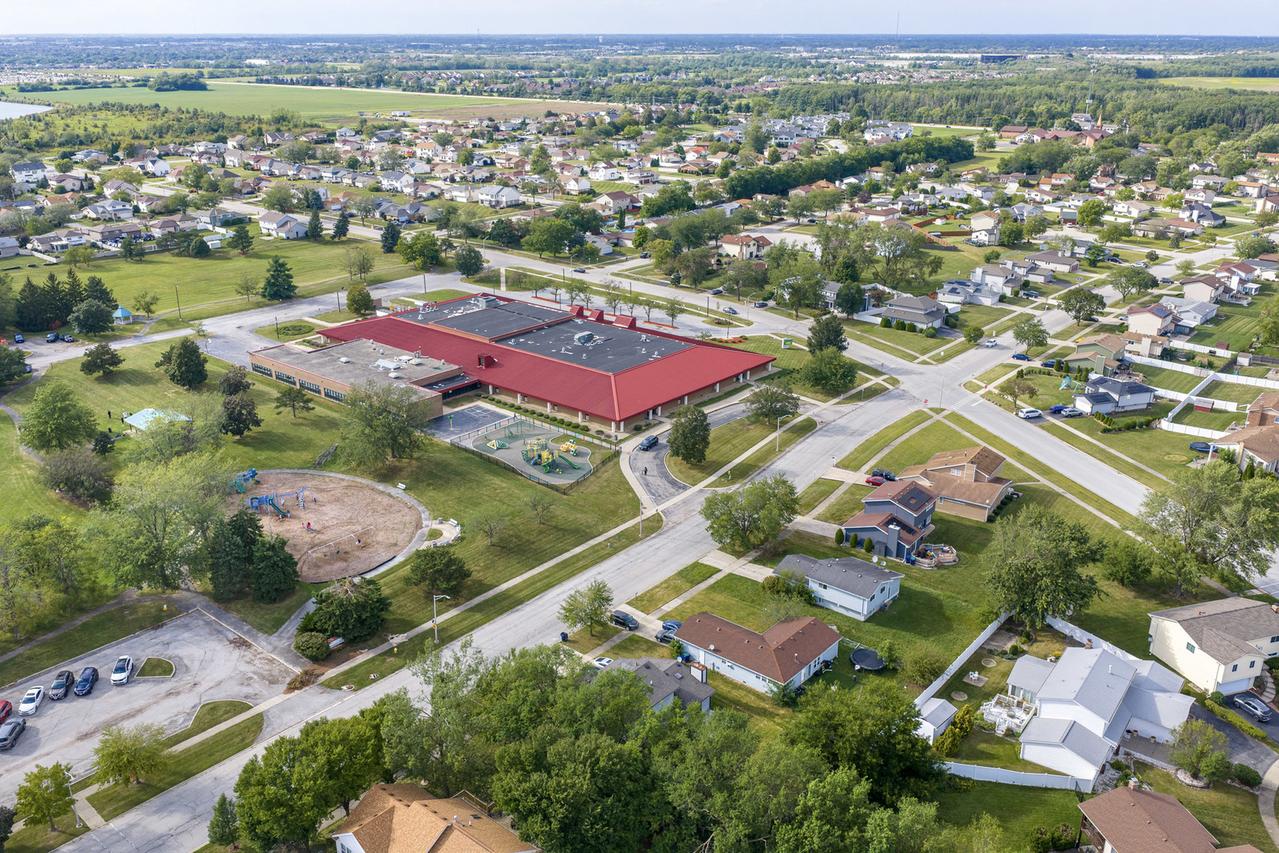 239 Willow Rd., Matteson, IL 60443