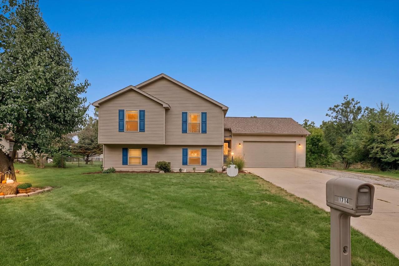 1714 Phillippe Dr., Mahomet, IL 61853