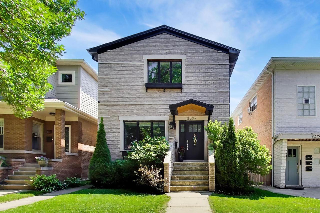 2237 W Winona St., Chicago, IL 60625