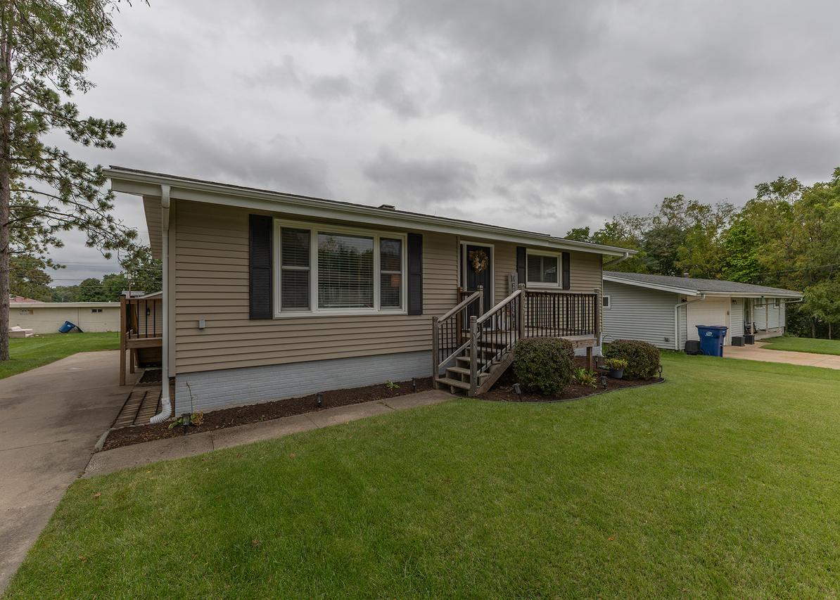 307 7th Ave., Andalusia, IL 61232