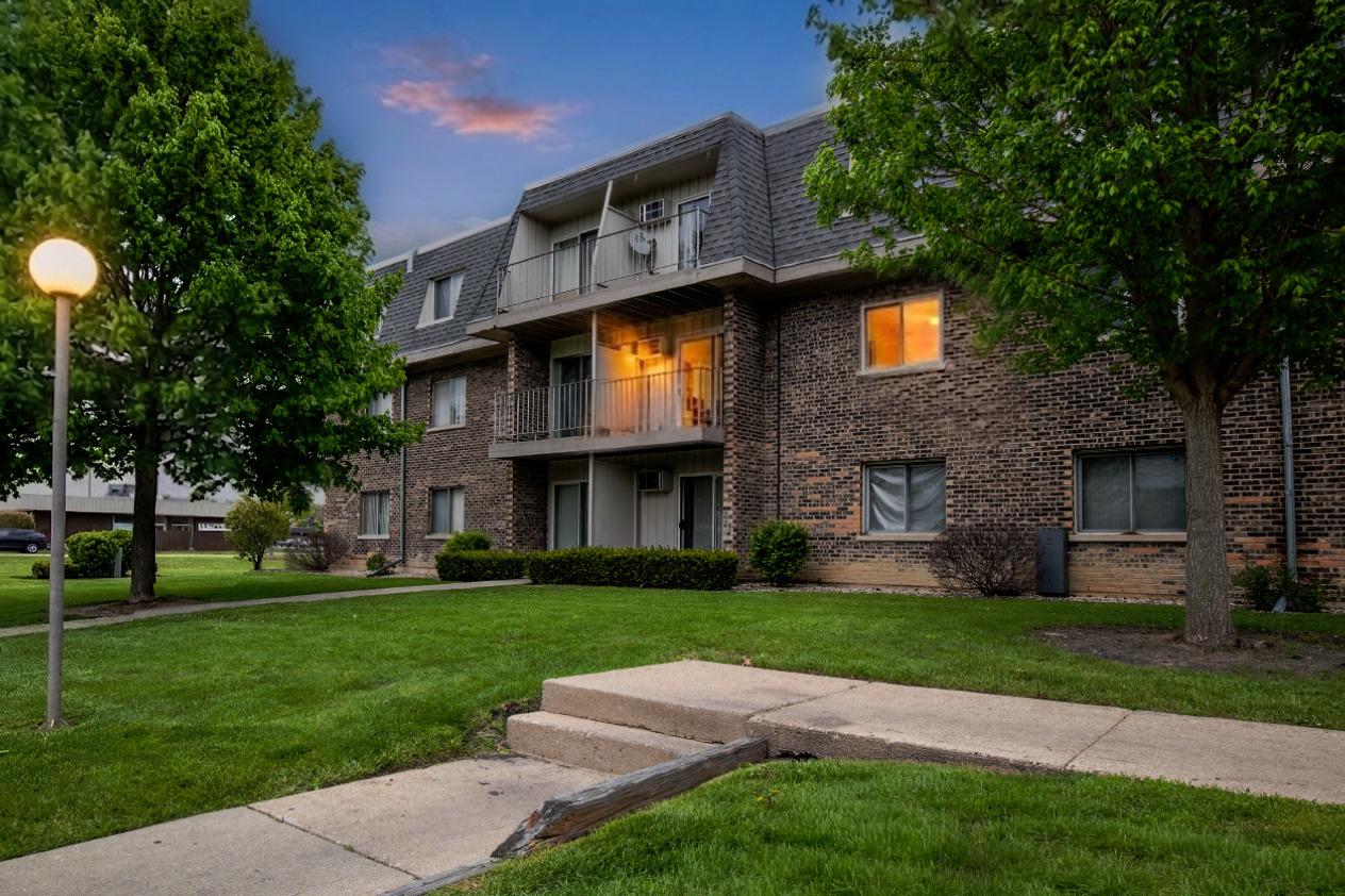 876 Blossom Ln. #203, Prospect Heights, IL 60070
