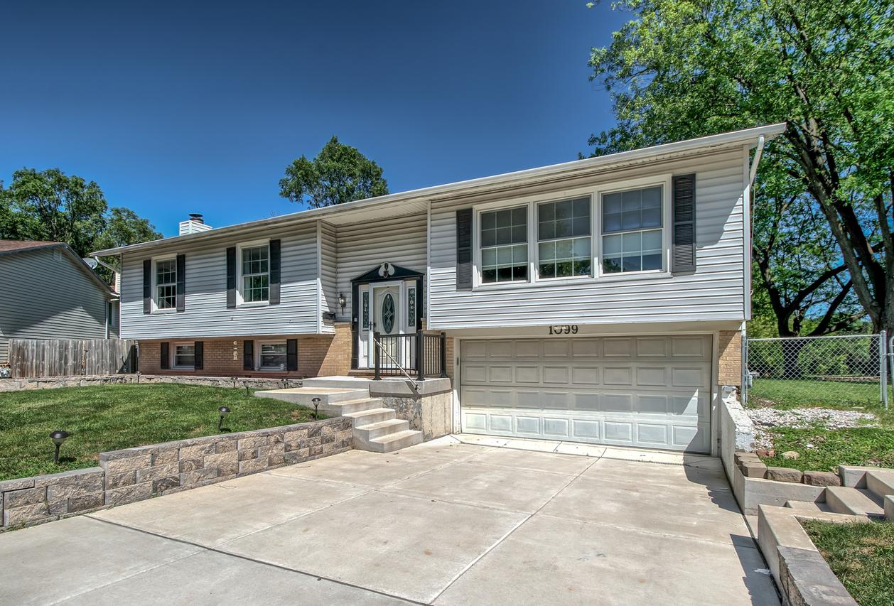 1099 Stratford Ln., Hanover Park, IL 60133