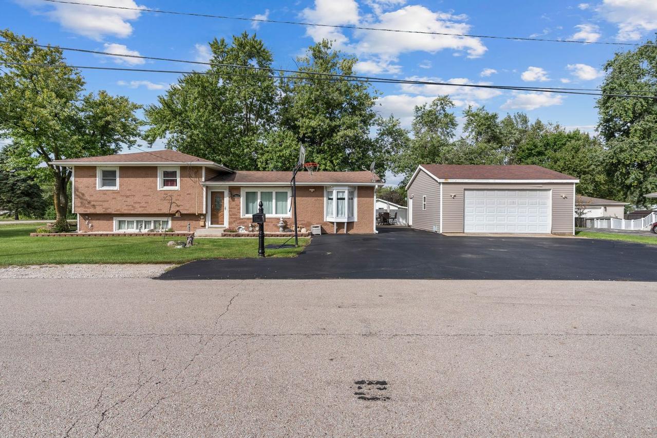 960 Becker Ln., Aurora, IL 60505