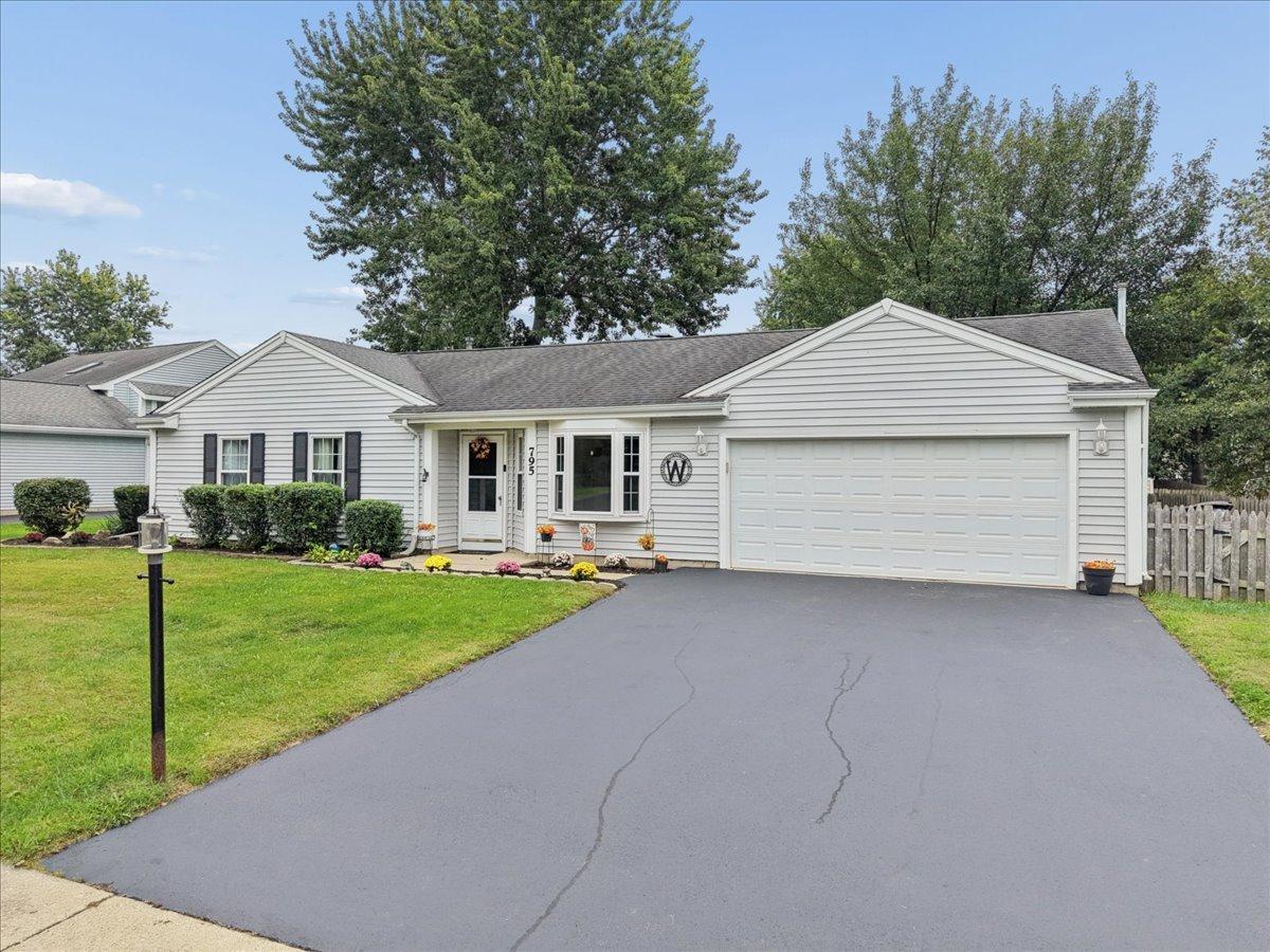 795 Newport Dr., Island Lake, IL 60042