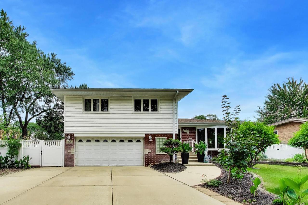 911 S Elmhurst Rd., Mount Prospect, IL 60056