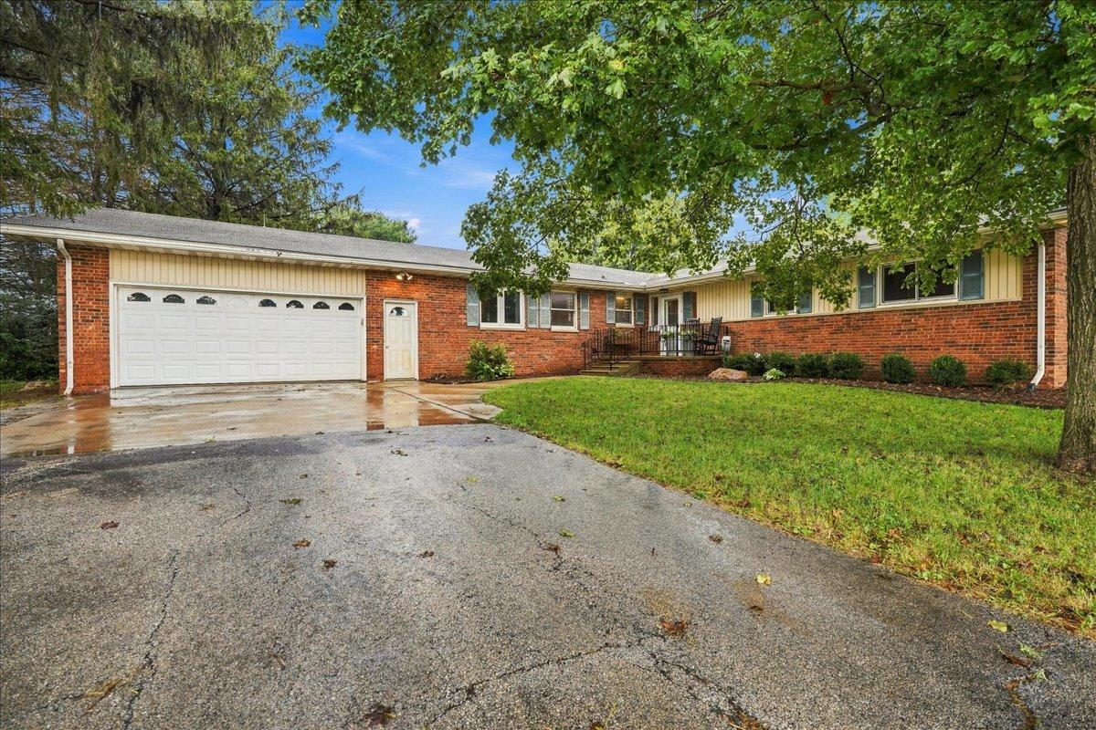 27501 Woods Rd., Farmer City, IL 61842
