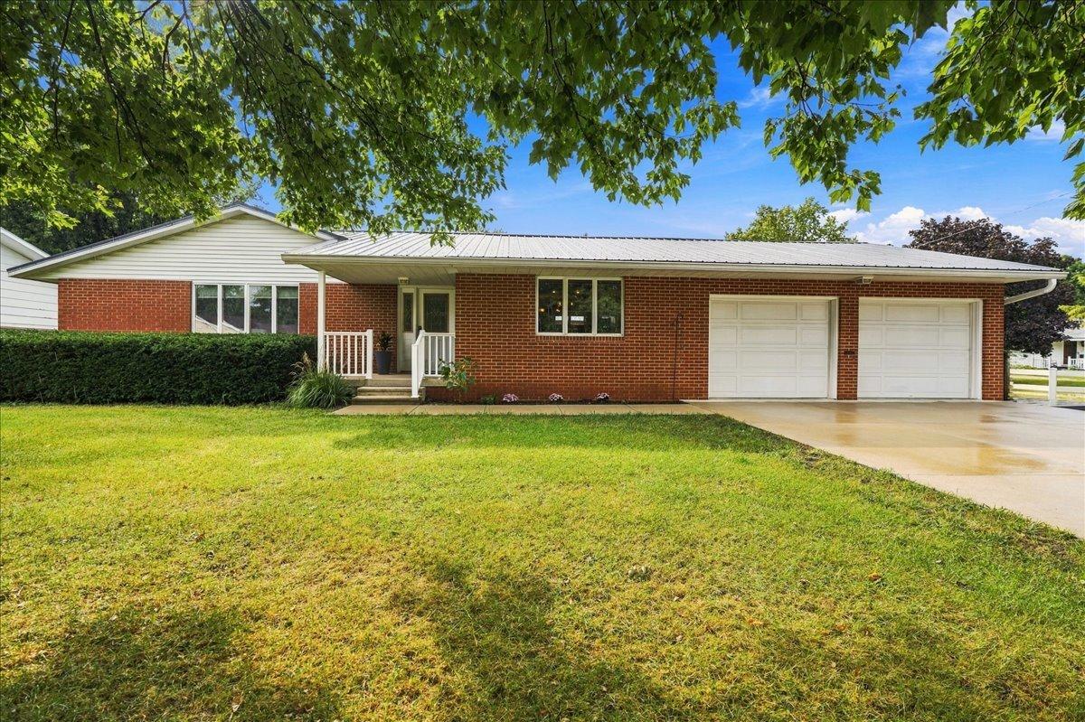 518 Sunrise Dr., Chenoa, IL 61726